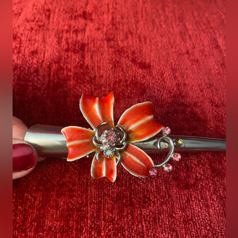 ⭐️FREE with any purchase! Women’s floral designed hair clip.